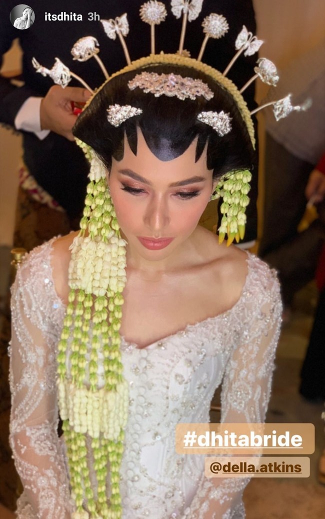Riasan wajah Della untuk akad nikah bernuansa nude pink dengan sentuhan bronze. Tak lupa paes dan sanggul tradisional sebagai pakem pernikahan jawa. Foto: Instagram/@itsdhita