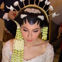 Riasan wajah Della untuk akad nikah bernuansa nude pink dengan sentuhan bronze. Tak lupa paes dan sanggul tradisional sebagai pakem pernikahan jawa. Foto: Instagram/@itsdhita