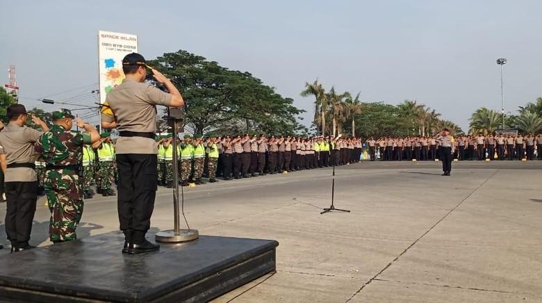 Kawasan Industri di Bekasi Dijaga Ketat TNI-Polri Jelang Pelantikan Presiden Kawasan Industri di Bekasi Dijaga Ketat TNI-Polri Jelang Pelantikan Presiden