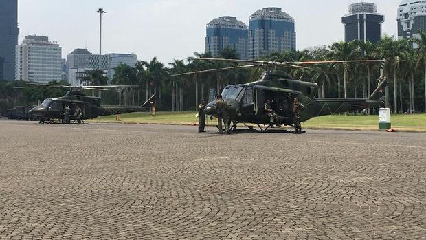 Helikopter mendarat di dekat tugu Monas usai latihan pengamanan pelantikan Jokowi.