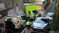 Namun lalu lintas sedikit tersendat karena kepala truk menghalangi jalan.