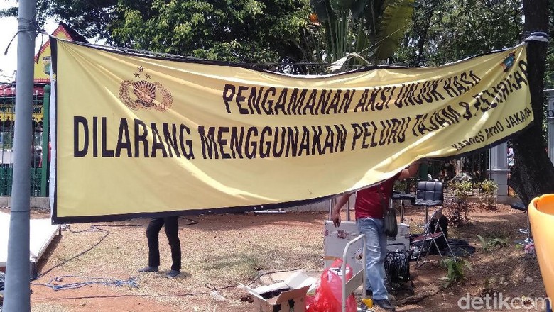 Ada Spanduk Larangan Gunakan Peluru Tajam di Pos Pengamanan Depan Monas Ada Spanduk Larangan Gunakan Peluru Tajam di Pos Pengamanan Depan Monas