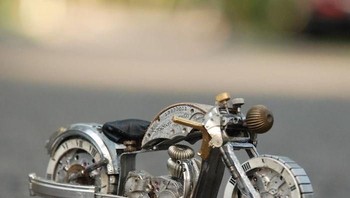 Dari potongan tersebutlah ia memiiki ide untuk menciptakan seni yang unik. (Foto: Instagram/watchpartsmotorcycles)