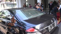 Wakil Presiden Jusuf Kalla (tengah) bersiap meninggalkan Istana Wakil Presiden. ANTARA FOTO/Akbar Nugroho Gumay.