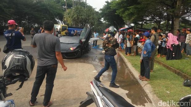 Mobil Lamborghini Terbakar Hebat