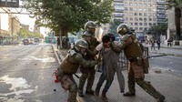 Dalam aksi-aksi demo pada Jumat (18/10) waktu setempat, para demonstran bentrok dengan para polisi antihuru-hara di sejumlah bagian Santiago. (Foto: AP)
