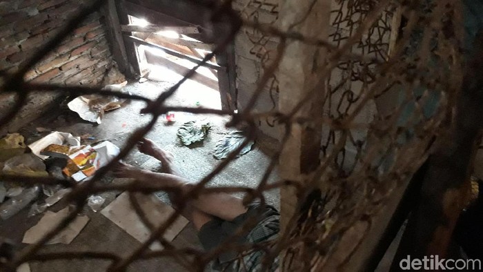 Parman berada di ruang tertutup di belakang rumah. (Foto: Pradito Rida Pertana/detikcom) Parman berada di ruang tertutup di belakang rumah. (Foto: Pradito Rida Pertana/detikcom)