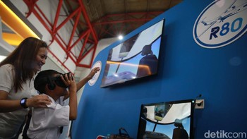 Para pengunjung menyimak berbagai displai dan wahana permainan edukatif dalam pameran Orbit Habibie Festival  di Kemayoran, Jakarta, Sabtu (19/10/2019).