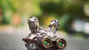 Ketika arloji dibawa ke tempat servis jam, ada beberapa bagian yang dipotong-potong lalu dibuang, ujarnya. (Foto: Instagram/watchpartsmotorcycles)