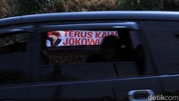 Spanduk itu dipasang di lokasi strategis dan tempat-tempat umum di antaranya di  jalan nasional Bandung-Garut dan pemukiman warga di Kecamatan Cicalengka.