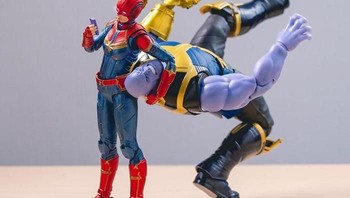 Captain Marvel bercanda dengan Thanos. (Foto: hot.kenobi)