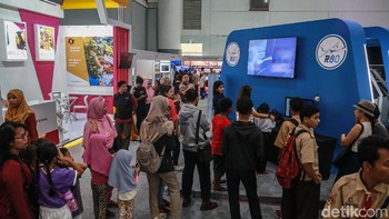 Di Orbit Habibie Festival, pengunjung tak hanya mendapatkan ilmu, namun juga selfie di Cockpit Mockup pesawat N250, mencoba Flight Simulator pesawat R80, menjajal Virtual Reality, hingga soal kulineran.
