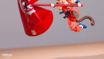 Goku sedang fokus latihan. (Foto: hot.kenobi)