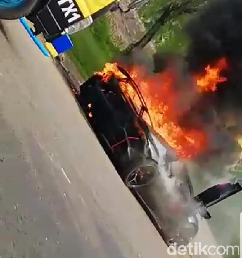 Lamborghini Raffi Ahmad Terbakar. Foto: Istimewa Lamborghini Raffi Ahmad Terbakar. Foto: Istimewa