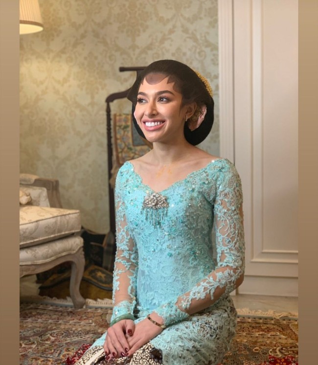 Untuk siraman dan midodareni, Della juga mengenakan kebaya lace biru toska rancangan Dhita Bride. Foto: Instagram/@itsdhita