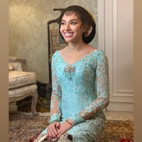 Untuk siraman dan midodareni, Della juga mengenakan kebaya lace biru toska rancangan Dhita Bride. Foto: Instagram/@itsdhita