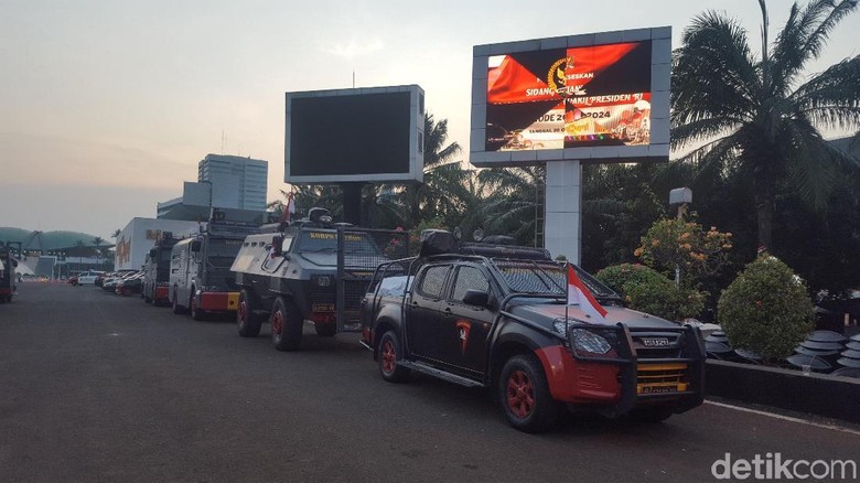 Jelang Pelantikan Jokowi, Barracuda-Water Cannon Siaga di Pintu Utama DPR Jelang Pelantikan Jokowi, Barracuda-Water Cannon Siaga di Pintu Utama DPR
