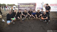 Seluruh anggota BCI yang terdiri dari 60 mobil, konvoi menuju pantai Boom Marina Banyuwangi untuk melepaskan tukik (bayi penyu). Pelepasan tukik ini merupakan bentuk kepedulian anggota BCI terhadap kelestarian lingkungan.