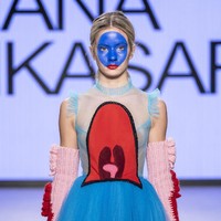 Para model pun ditampilkan dengan riasan wajah bold, di mana bagian tengah wajah mereka, dilukis menggunakan cat berwarna biru. Foto: Dok. Diana Rikasari