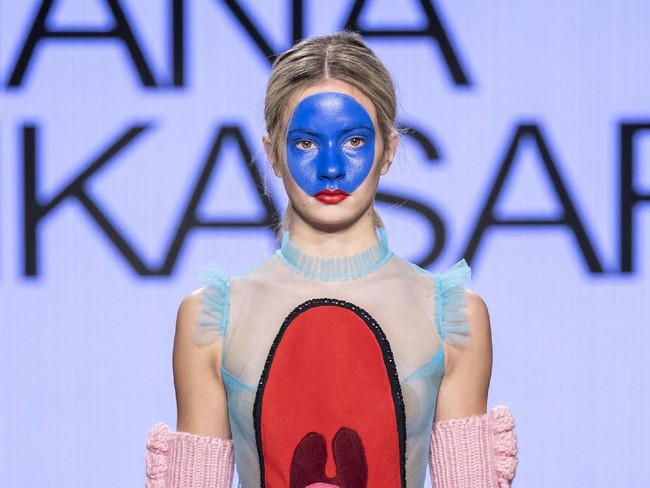 Para model pun ditampilkan dengan riasan wajah bold, di mana bagian tengah wajah mereka, dilukis menggunakan cat berwarna biru. Foto: Dok. Diana Rikasari