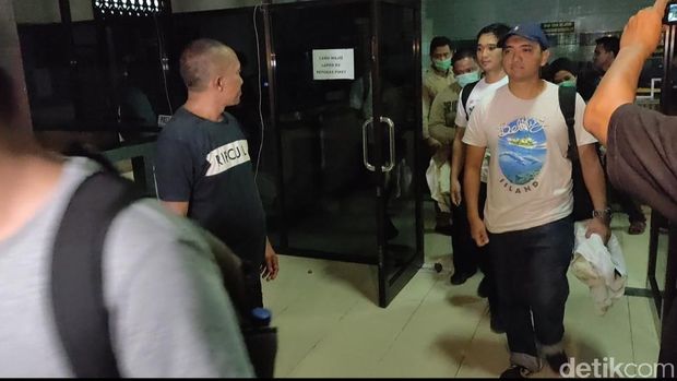 Tim KPK usai menggeledah kantor Dinas PU Medan, Sumut, Sabtu (19/10/2019)