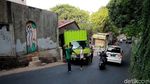 Tidak Kuat Nanjak, Mobil Boks Mundur Seruduk Rumah