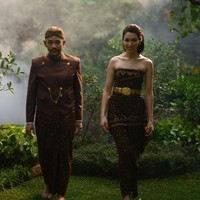 Daftar menantu Keluarga Cendana bertambah setelah cicit Soeharto, Haryo Putra Wibowo, menikahi wanita cantik Della Putri Anjani Atkins pada Sabtu (19/10/2019). Putra dari Ari Sigit dan mantan istrinya Maya Firanti Noor ini menikah dengan adat Jawa di Hotel Crowne Plaza Jakarta. Della yang blasteran Jawa-Amerika merupakan teman masa kecil Haryo di SD PSKD Mandiri. Setelah lulus SMP, Della pindah melanjutkan pendidikannya di Amerika Serikat. Foto: dok.ist