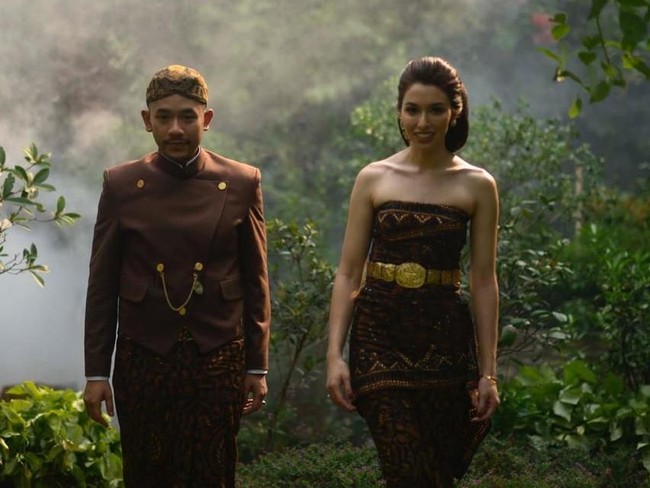 Daftar menantu Keluarga Cendana bertambah setelah cicit Soeharto, Haryo Putra Wibowo, menikahi wanita cantik Della Putri Anjani Atkins pada Sabtu (19/10/2019). Putra dari Ari Sigit dan mantan istrinya Maya Firanti Noor ini menikah dengan adat Jawa di Hotel Crowne Plaza Jakarta. Della yang blasteran Jawa-Amerika merupakan teman masa kecil Haryo di SD PSKD Mandiri. Setelah lulus SMP, Della pindah melanjutkan pendidikannya di Amerika Serikat. Foto: dok.ist