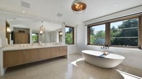 Ada tujuh kamar tidur dan 13 kamar mandi di rumah ini. Foto: Dok. Open Homes Photography
