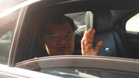 Wakil Presiden Jusuf Kalla melambaikan tangan dari dalam mobil sebelum meninggalkan Istana Wakil Presiden pada hari terakhirnya bertugas di Jakarta, Sabtu (19/10/2019). ANTARA FOTO/Akbar Nugroho Gumay.