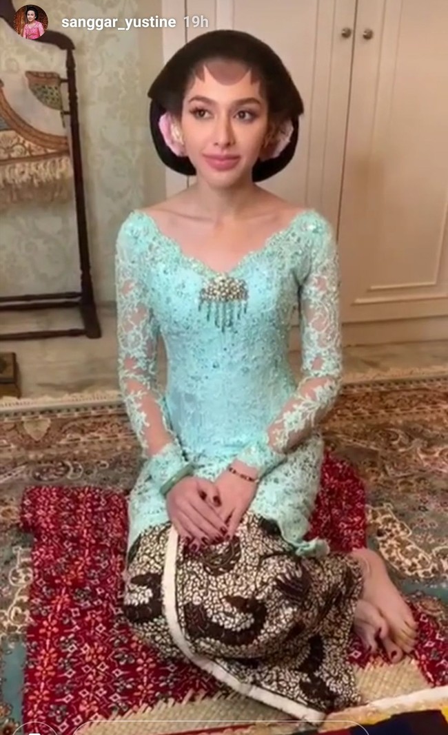 Makeup saat siraman dan midodareni dibuat lebih natural. Wajah cantik Della untuk momen ini dirias oleh Yustine Aprianto dari Sanggar Yustine. Foto: Instagram/@sanggar_yustine