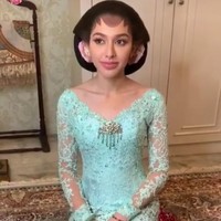 Makeup saat siraman dan midodareni dibuat lebih natural. Wajah cantik Della untuk momen ini dirias oleh Yustine Aprianto dari Sanggar Yustine. Foto: Instagram/@sanggar_yustine