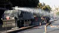 Kerusuhan ini bermula dari aksi-aksi demo yang dilakukan sebagian besar pelajar dan mahasiswa, yang memprotes kenaikan harga tiket kereta, yang meningkat dari 800 peso menjadi 830 peso untuk jam sibuk. (Foto: Reuters)