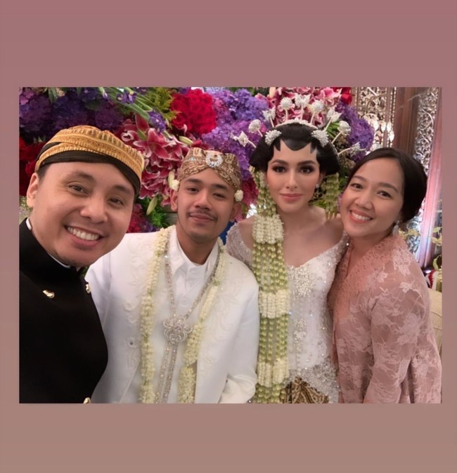 Wanita yang pernah tinggal di Amerika Serikat ini tampil cantik mengenakan kebaya putih saat akad nikah. Ia memilih busana pengantin rancangan Dhita Bride. Foto: Instagram/@itsdhita