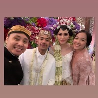 Wanita yang pernah tinggal di Amerika Serikat ini tampil cantik mengenakan kebaya putih saat akad nikah. Ia memilih busana pengantin rancangan Dhita Bride. Foto: Instagram/@itsdhita