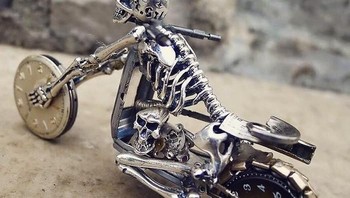 Ketika saya pulang kerja, saya menghabiskan waktu bersama keluarga dan kemudian pergi ke bengkel dengan membawa potongan-potongan jam tangan, tambahnya. (Foto: Instagram/watchpartsmotorcycles)