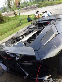 Mobil Lamborghini Terbakar Hebat