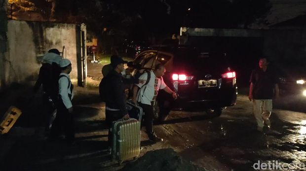 Penyidik membawa tiga koper dari lokasi