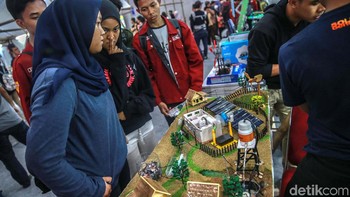 Ada pula booth Makerland yang mengundang para pengunjung untuk berkarya dan melihat hasilnya.