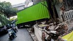 Tidak Kuat Nanjak, Mobil Boks Mundur Seruduk Rumah
