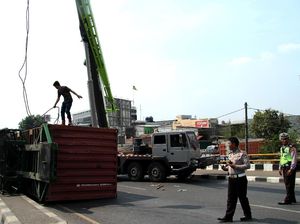 Truk Peti Kemas Terguling di Kranji