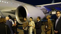 Menteri ESDM Ignasius Jonan didampingi istri menunggu PM Australia Scott Morrison turun dari pesawat. Lewat WhatsApp kepada detikcom, Jonan mengatakan hari terakhir di Kabinet Kerja, masih bertugas menjemput PM Australia malam ini/Foto: Dok. Pribadi/Ignasius Jonan