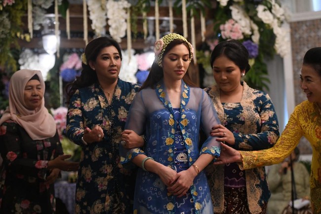 Seperti sudah menjadi tradisi, pernikahan anggota keluarga Cendana selalu digelar dengan adat Jawa yang kental. Termasuk Della Atkins dan Putra. Foto: dok.ist