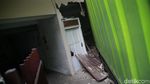 Tidak Kuat Nanjak, Mobil Boks Mundur Seruduk Rumah