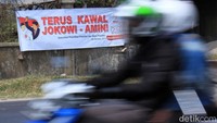 Spanduk berwarna putih yang memiliki ukuran sekitar 1x3 meter itu bertuliskan Terus kawal Jokowi-Amin.