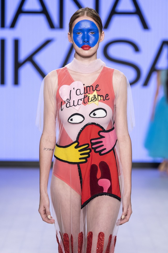 Simbol cinta dan ikon-ikon unik di atas bahan tulle menjadi aksen yang menarik perhatian dalam karyanya kali ini. Foto: Dok. Diana Rikasari