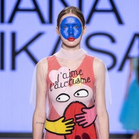 Simbol cinta dan ikon-ikon unik di atas bahan tulle menjadi aksen yang menarik perhatian dalam karyanya kali ini. Foto: Dok. Diana Rikasari