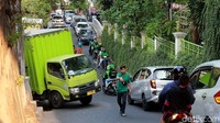Petugas dan warga membantu kelancaran lalu-lintas yang tersendat akibat satu jalur dihabiskan oleh truk nahas. 