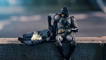 Bernama online hot.kenobi, Instagrammer ini dikenal suka membuat adegan lucu action figure koleksinya. Foto Batman dengan si kucing yang seolah juga menggunakan topeng. (Foto: hot.kenobi)