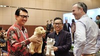 Dalam acara Trade Expo Indonesia (TEI) 2019, PT. Sunindo Adipersada yang memproduksi mainan boneka asal Cileungsi itu menjalin kerjasama kembali dengan salah satu brand boneka paling populer di dunia asal Jerman, yakni Living Puppets GmBH yang memproduksi Sesames Street.Foto: dok. Trade Expo Indonesia